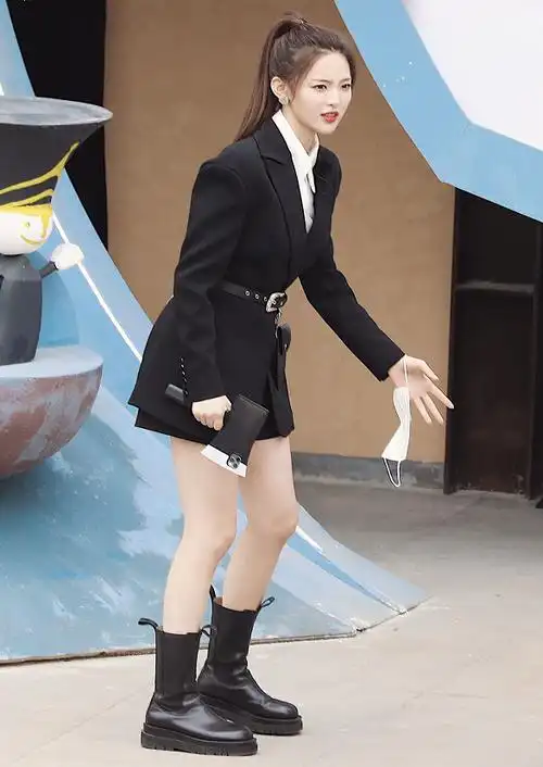 杨超越的斧头手机壳又火了,原谅我没见识,确定能过安检吗?