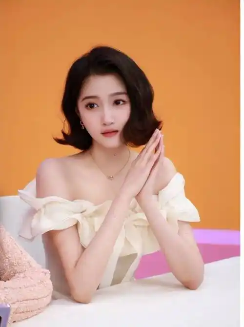 白色露肩花朵裙,关晓彤短发造型俏皮可爱,淑女范十足!_爱情_鹿晗_感觉