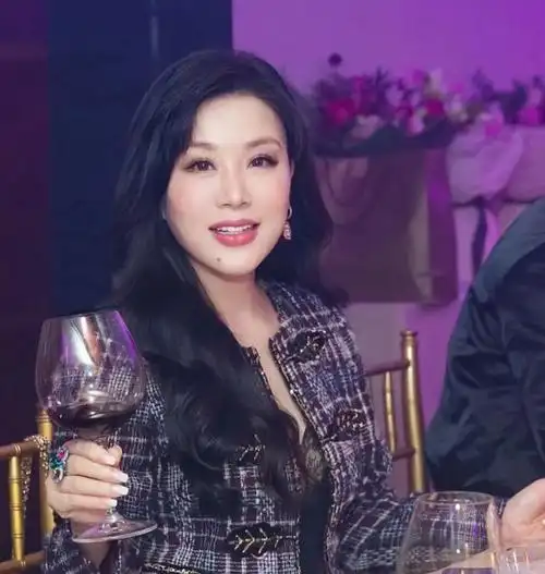 吕良伟出席亿万富婆生日宴,年轻如小伙,与甄子丹同框状态不输|杨小娟