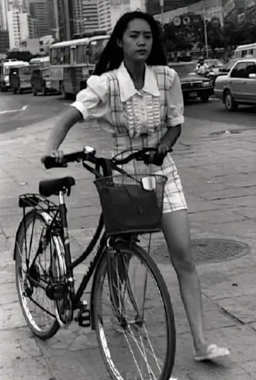 罕见老照片:九十年代街头自行车"美女",巨幅丝袜高跟广告