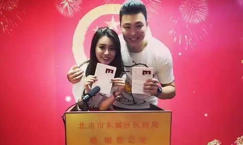 李根与女友正式领证 两人穿情侣装秀恩爱(图)