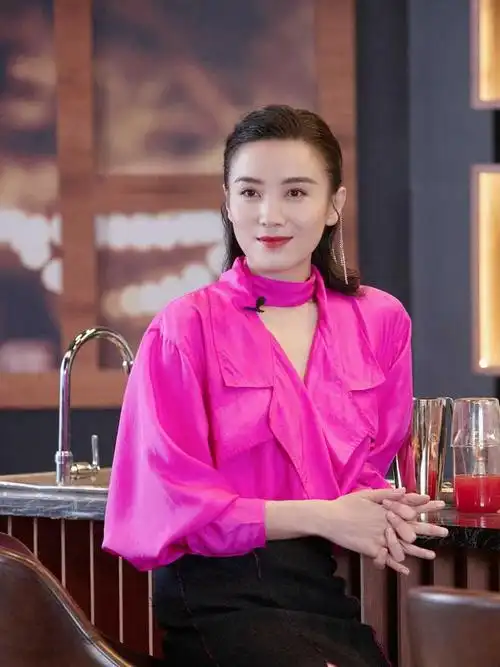 40岁的宋佳才是阿姨圈顶流穿一袭粉色连衣裙魅力十足真美