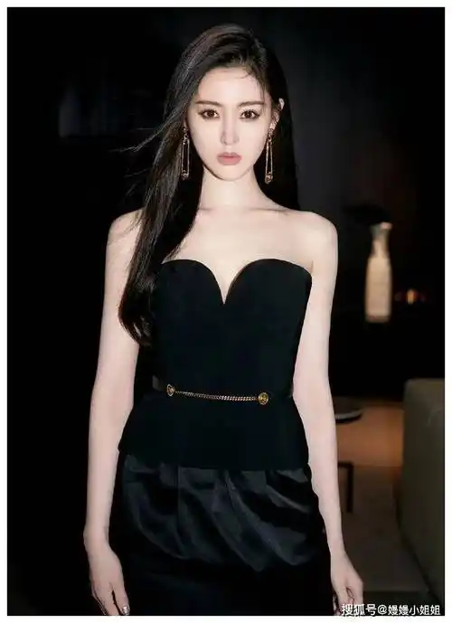 张天爱身材火辣深v衬托性感惹人迷糊了