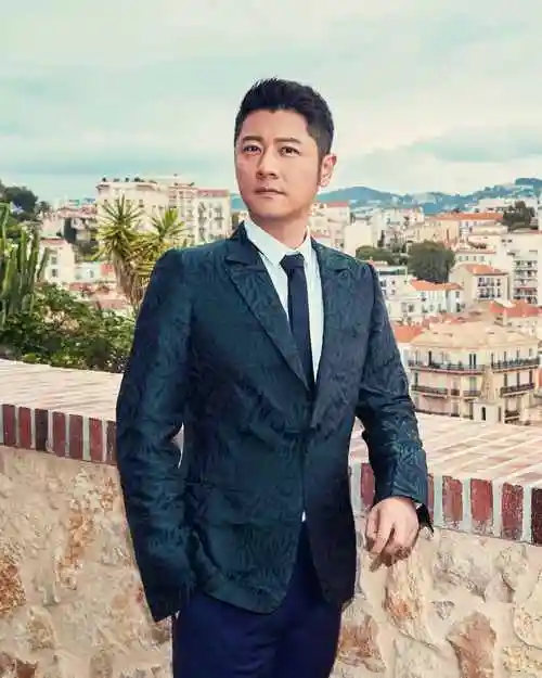 任重法国时尚写真曝光 印花西装演绎浪漫异国风情