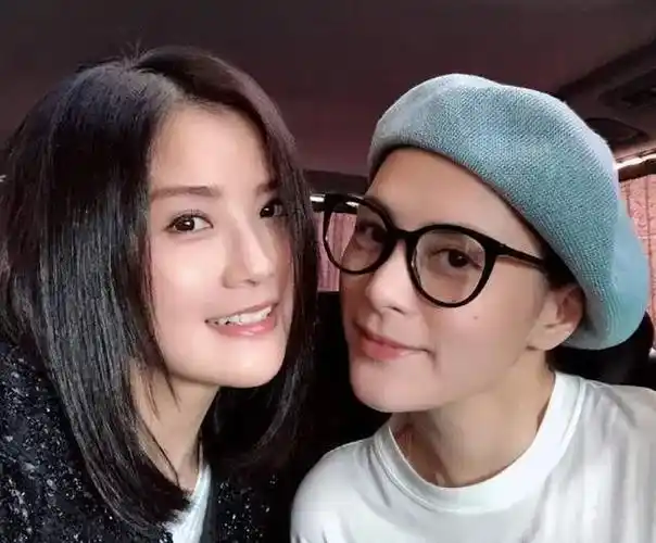 如今的郑中基和蔡卓妍也都找到了自己心仪的另一半.