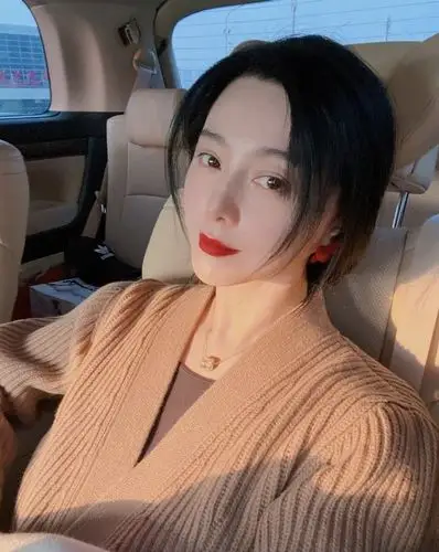 40岁范冰冰再晒自拍,红唇性感眼神妩媚,颜值不受丑闻影响?