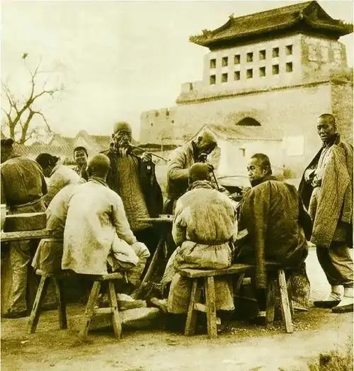 老照片:晚清时期的老百姓,面色黧黑,笑容淳朴