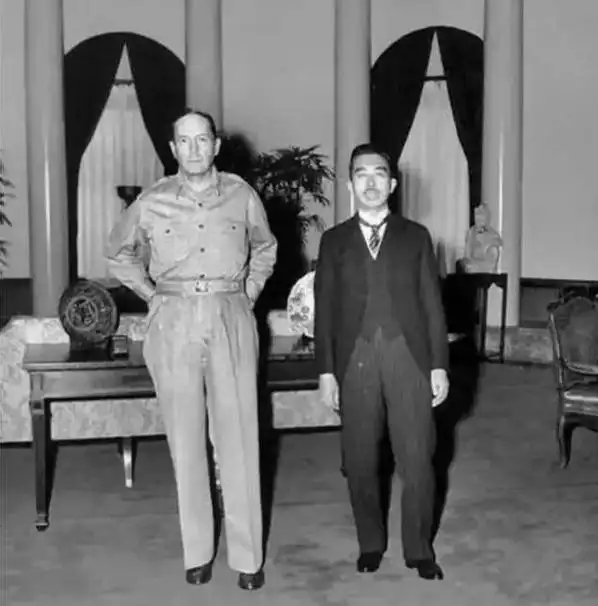 46年,麦克阿瑟和裕仁天皇的合影,老麦双手叉腰,裕仁站姿笔挺
