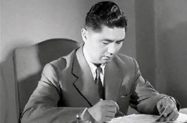 荣毅仁墓地位于华侨公墓内和妻子杨鉴清墓咫尺距离相守相伴