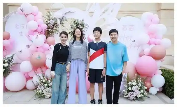 田亮与老婆孩子叠叠乐搞怪亮仔颜值高一家四口超像