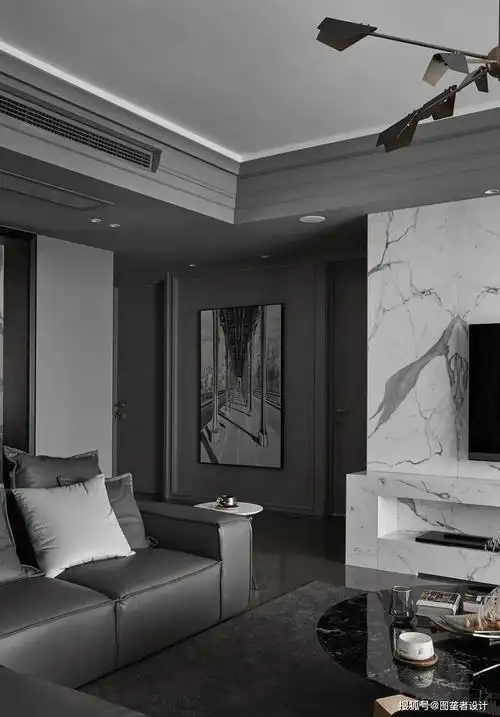 床头背景墙采用浅灰色波纹装饰,结合深灰色墙面,天花板和床上用品,使