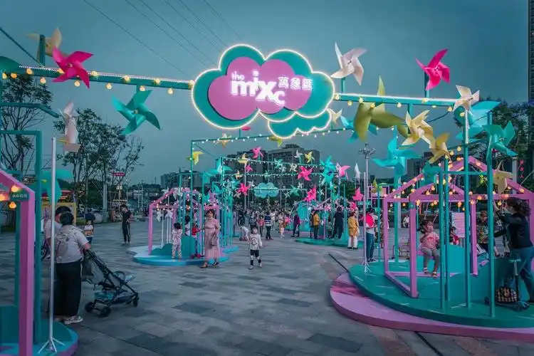 网红打卡点童趣风车主题展