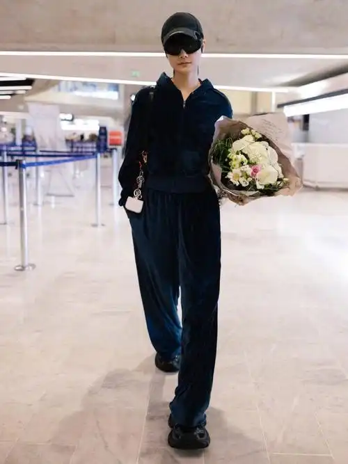 李宇春抵达巴黎机场