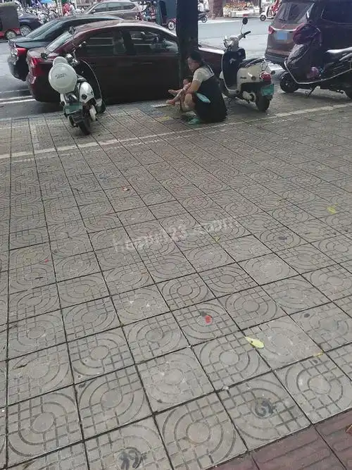 都说不能随地大小便了合浦街头还现小孩在树下小便