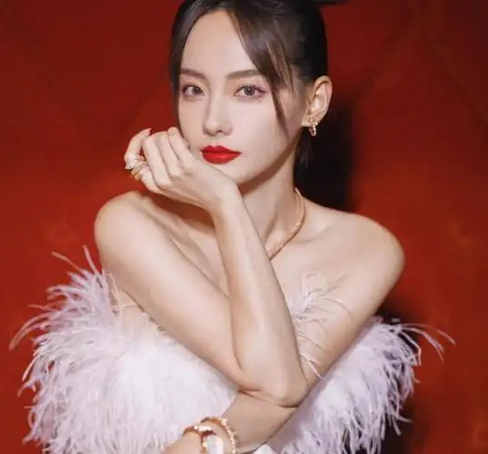 张嘉倪拍照拿捏妖艳美感眼神里透着狠劲