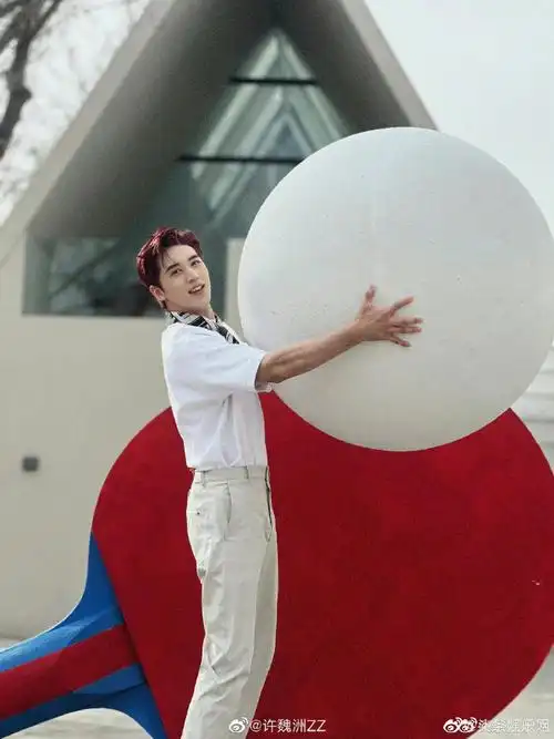 许魏洲晒巨大版乒乓球