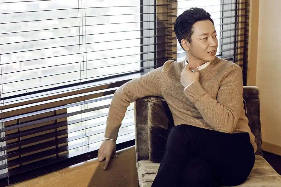 刘奕君展绅士品格 儒雅写真放射温柔魅力