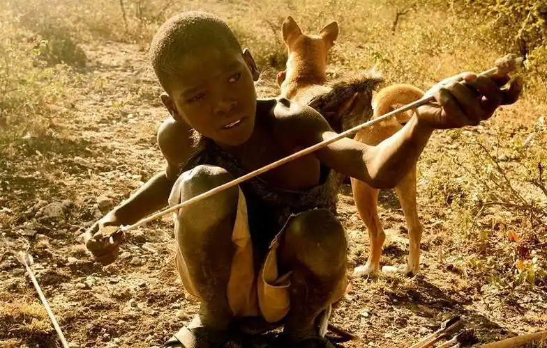 非洲有一个部落,还在过着原始的生活,吃饭靠狩猎采集