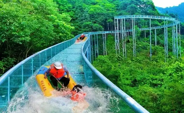 玻璃水滑道高空玻璃漂流水滑道在景区的优势及发展前景