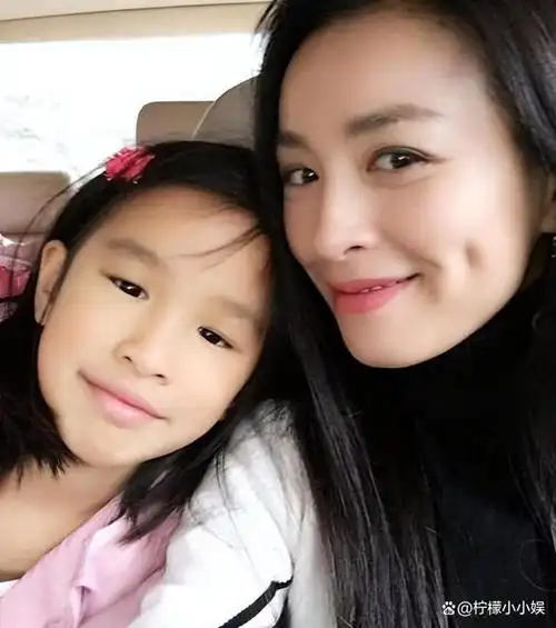 其母亲张庭,国内知名女演员,刚入行时便一炮而红.