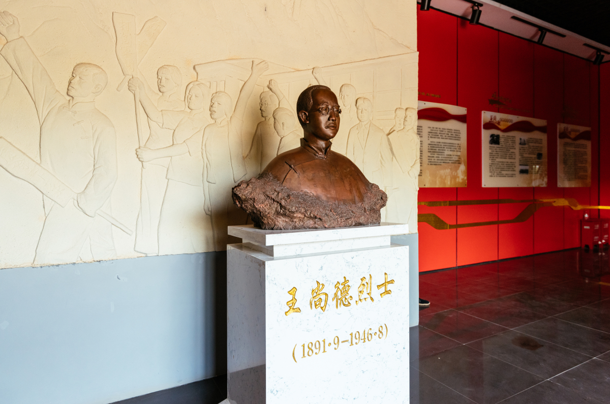 终于,在这个阳光明媚的日子里,我来到了武汉二七烈士纪念碑.