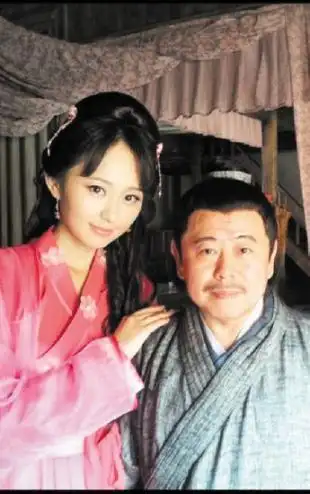 潘长江与潘金莲的扮演者孙耀琦片场合影.