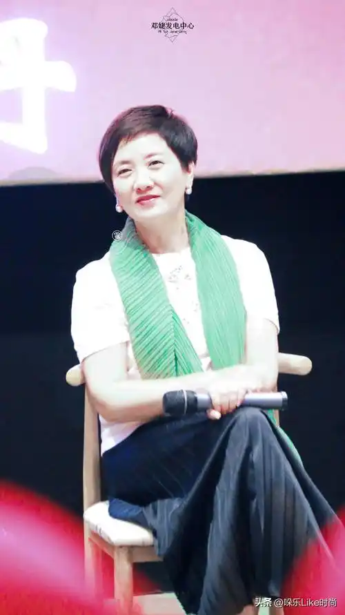 惊叹65岁的邓婕,身穿白色连衣裙搭配丝巾,优雅大方,比女子还贵_时尚