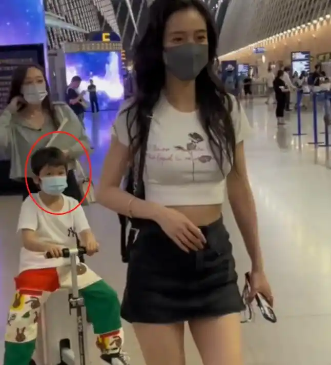 杨颖带儿子飞巴黎看秀,6岁小海绵正面照曝光,一点也不像黄晓明