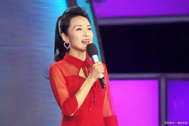 在网络上传播着一则关于歌手韩红和管彤在2017年国外举办婚礼的消息.