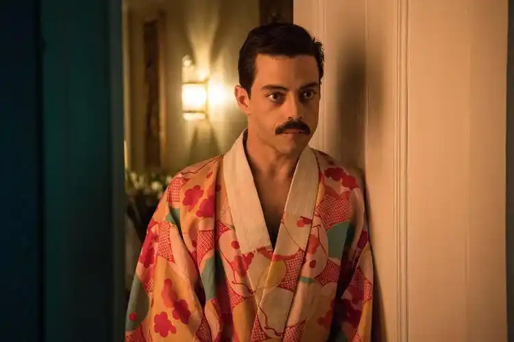 《波西米亚狂想曲》| 身体总会先于灵魂而死去