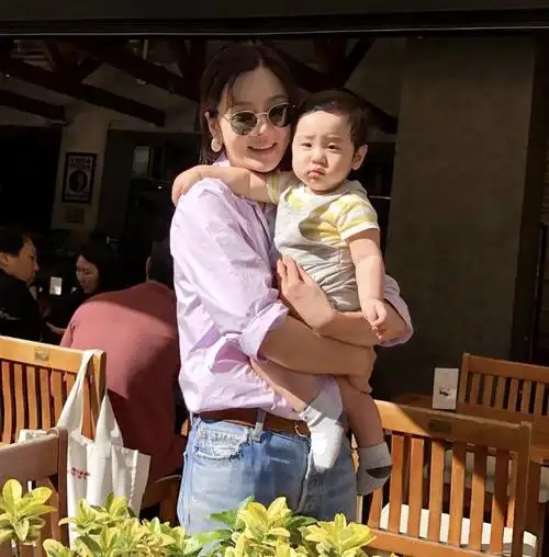 3月11日,韩国艺人蔡琳在社交平台上罕见分享了儿子小时候的照片,并