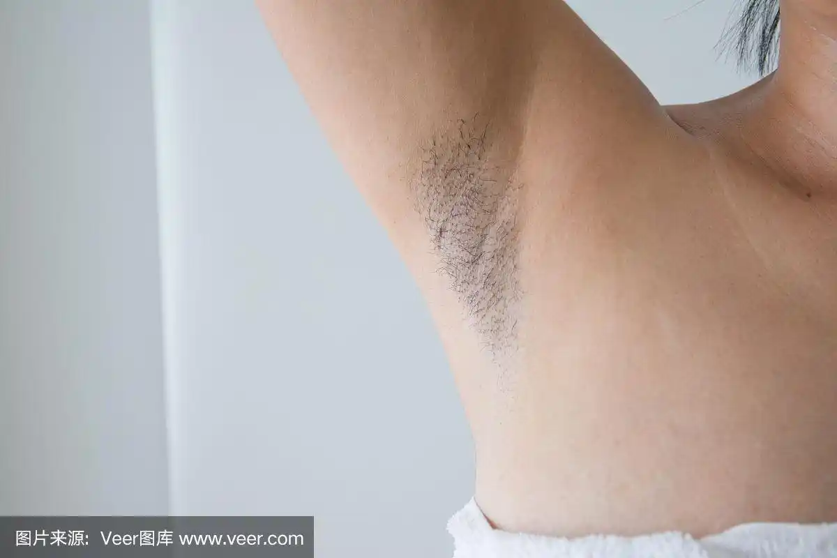 白色背景下的亚洲女性的腋窝和腋毛