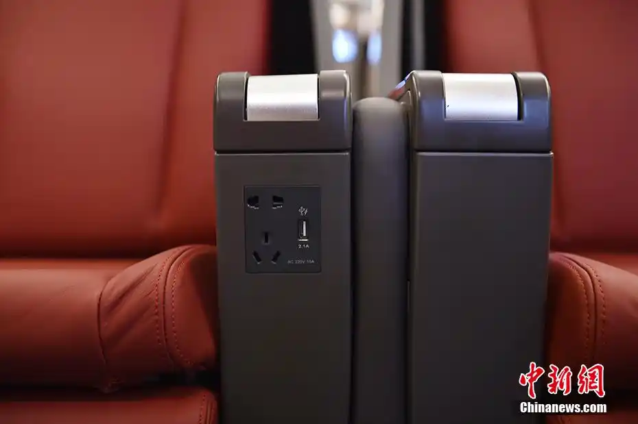 加长版"复兴号"的电源插座.中新网记者 翟璐 摄