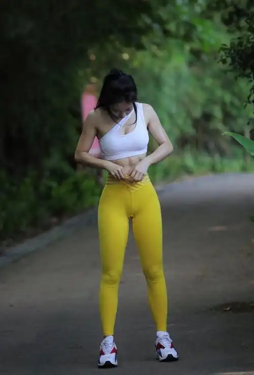 靓丽的"瑜伽裤"美女,晨跑挥汗的同时,更显现出十足的女人味