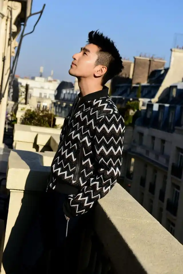 赵又廷巴黎时装周街拍 老花上身型男感十足