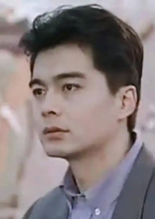 年轻时的许亚军长这样8915有人说他没有继承爸妈天花板级别的颜值