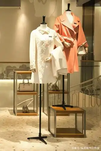 色系女人优雅,符合模特服装所展示的优雅女人的风格搭配