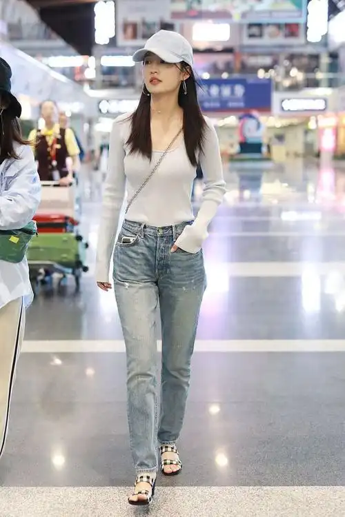 微紧身的的上衣搭配着高腰的牛仔裤,更加的凸显的她的好身材,这一身都