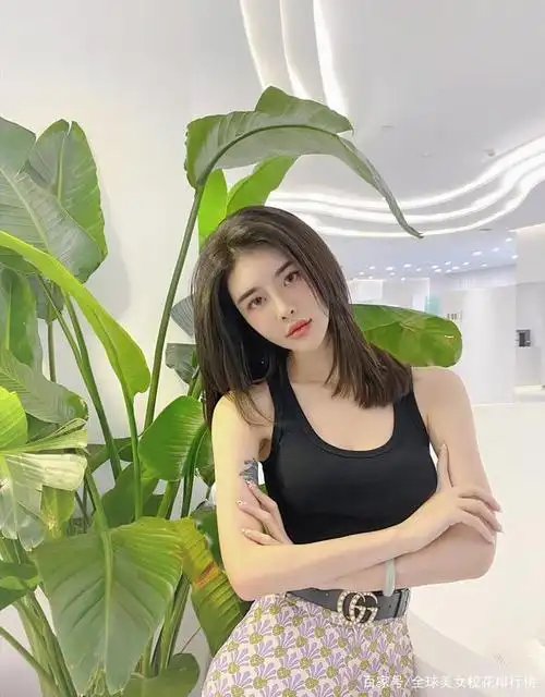 武汉纺织大学美女张馨月