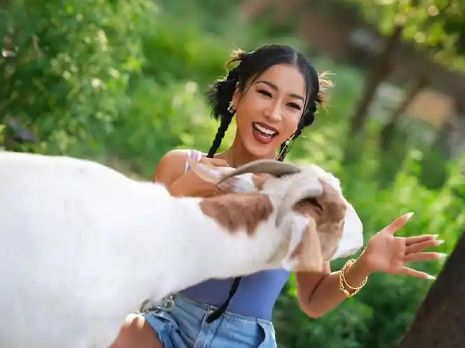 吉克隽逸在树林里穿泳衣##吉克隽逸泳衣