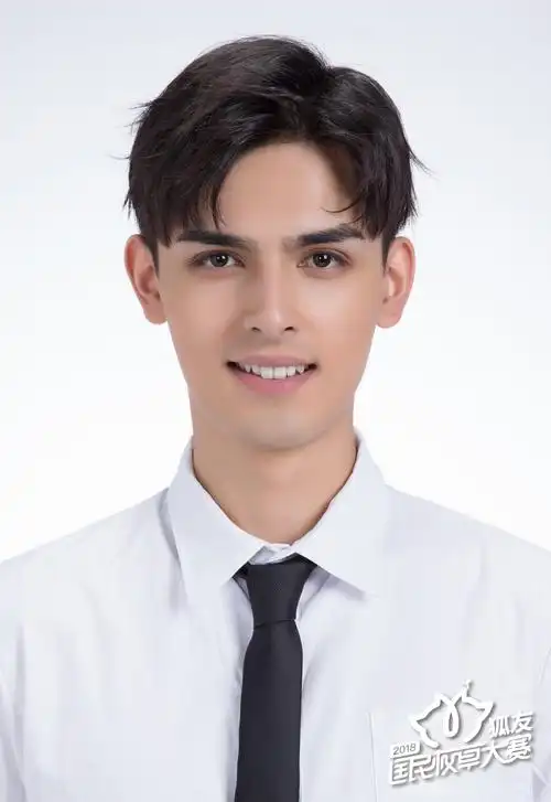 艾尔番)↓先来看看我们"国民校草"们的证件照,仅仅单凭证件照,就可以