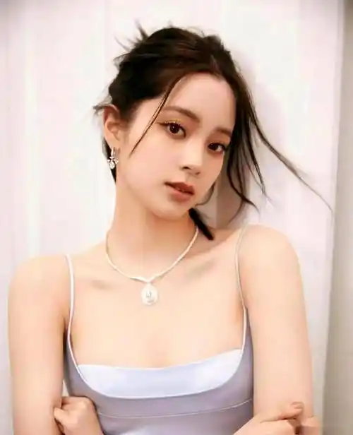 23岁的欧阳娜娜,美貌与魅力交织的这谁抵挡得住时刻!