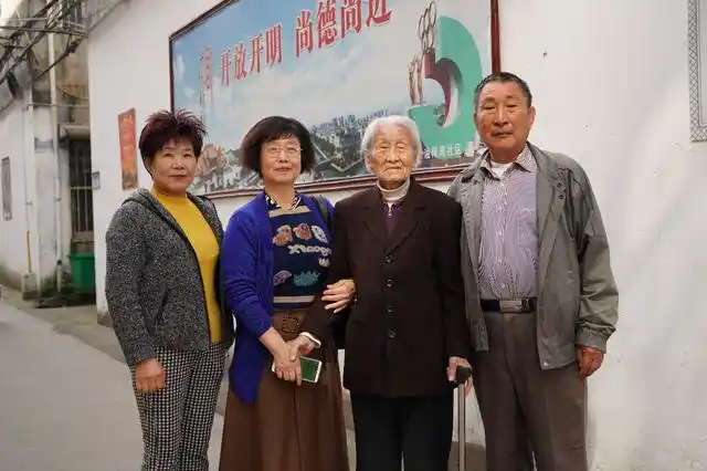 张兰香老人和子女合影