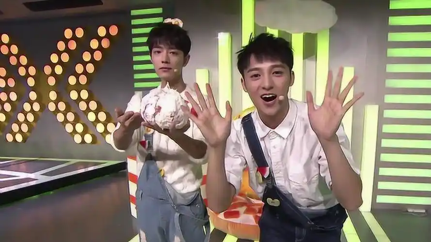 综艺大爆炸果然是拆快递大王肖战徒手剥柚子速度叫一个快