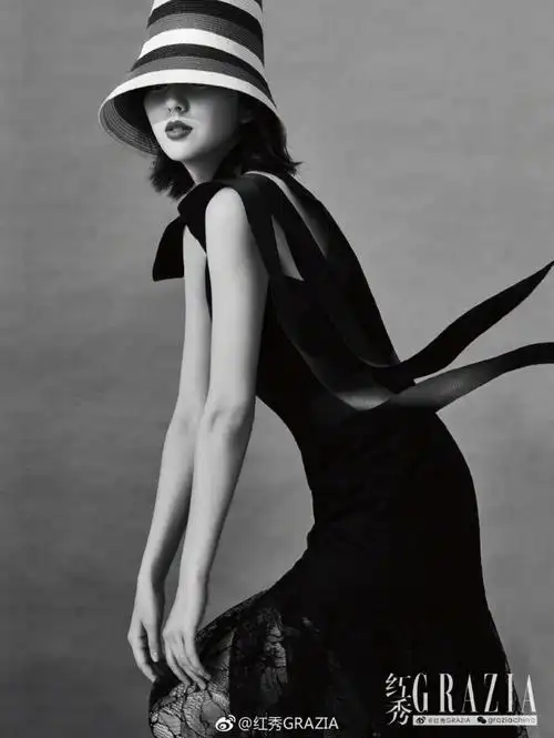 佟丽娅登封吊带裙大秀香肩黑白风眼神笃定攻气十足