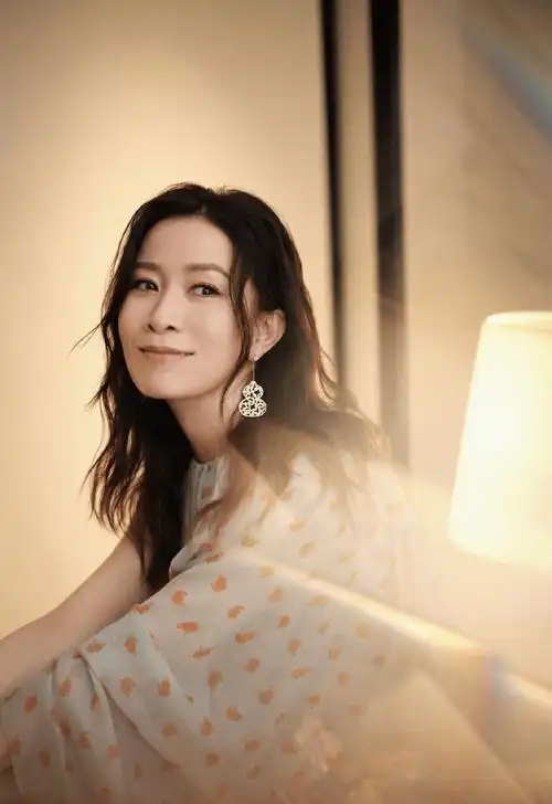 佘诗曼:余生好好走,50岁不怕变老,直言有钱就是最大的安全感!