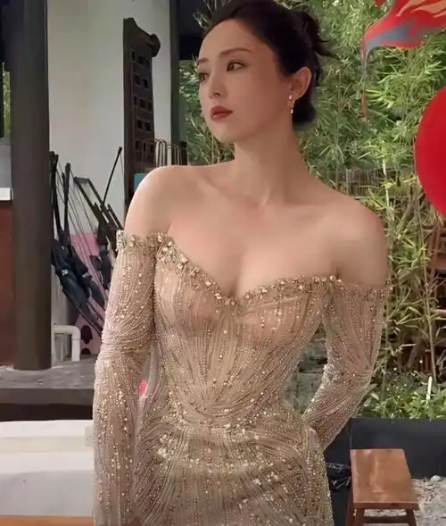 演员董璇身材丰满,皮肤白嫩真的好美,这么多年了,女神依旧还是女神