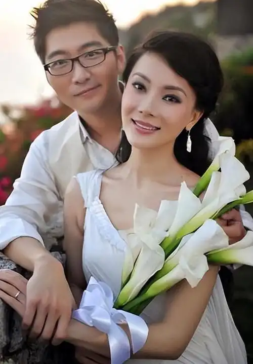 结婚15年视继子如亲生,陈数与老公吃法餐,十指紧扣十分恩爱