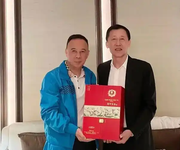 郎酒集团董事长汪俊林与深圳中洲集团有限公司总经理,董事长黄光亮5月