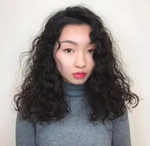 圆脸做哪种卷发好看图片,薛仁雅换上慵懒卷长发美翻了,2022韩星卷发